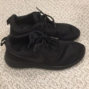 All black Nike Roshe